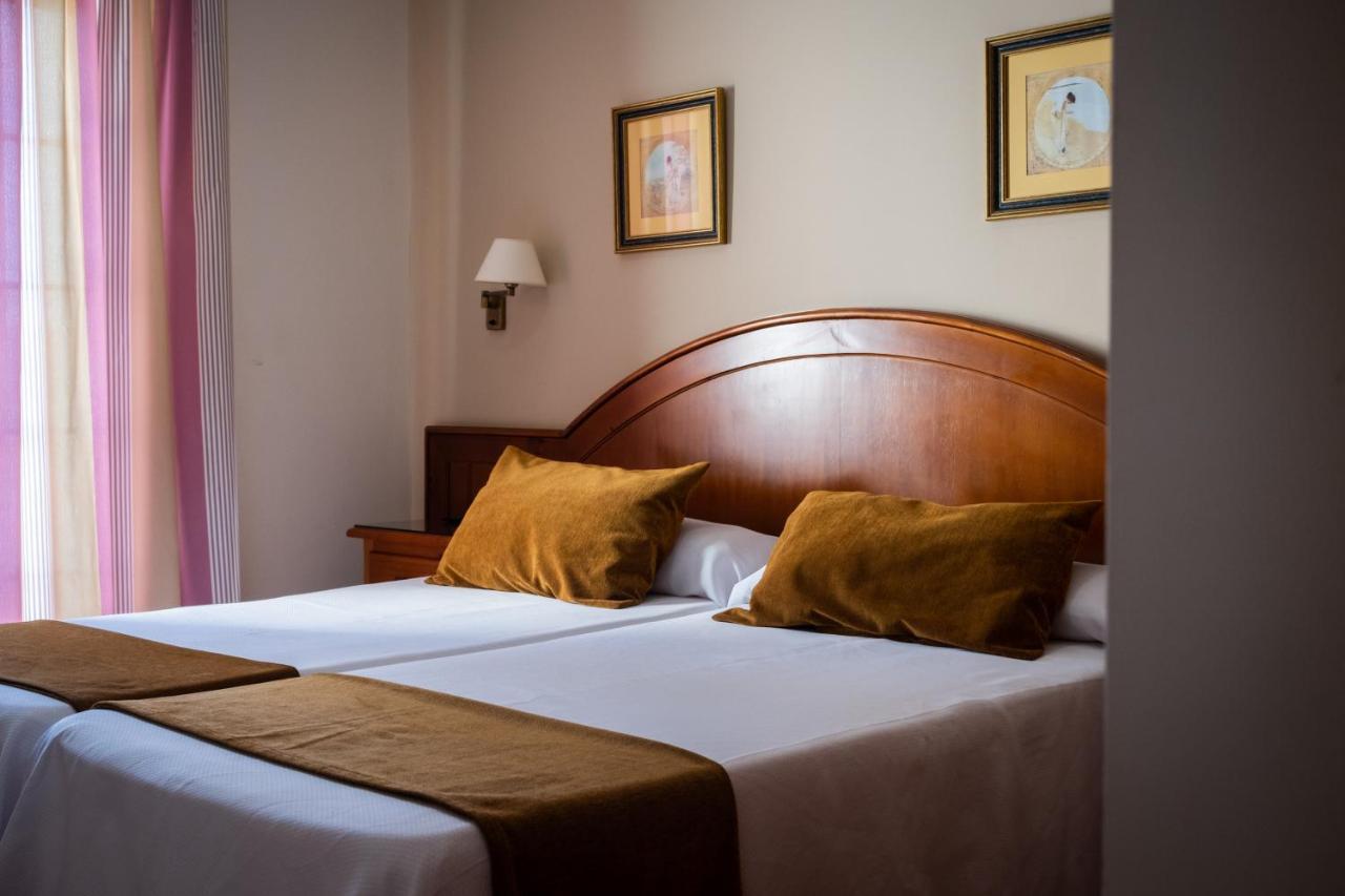 Hostal Cabo Roche โกนิล เด ลาฟรอนเตรา ภายนอก รูปภาพ